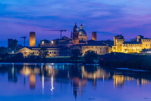 İtalyan şehri Mantua 'nın günbatımı manzarası.
