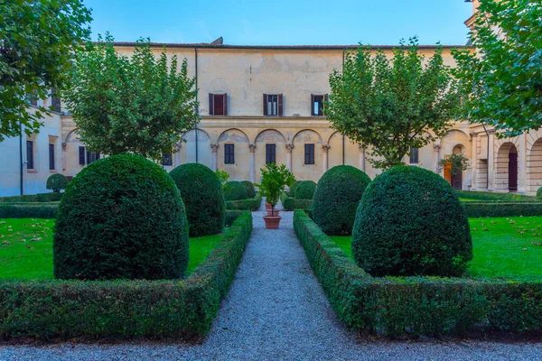 İtalyan kasabası Mantua 'da Aziz George Kalesi' nin avlusu.