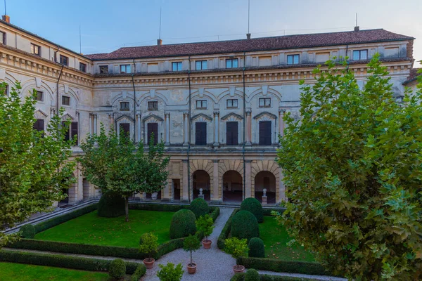 İtalyan kasabası Mantua 'da Aziz George Kalesi' nin avlusu.