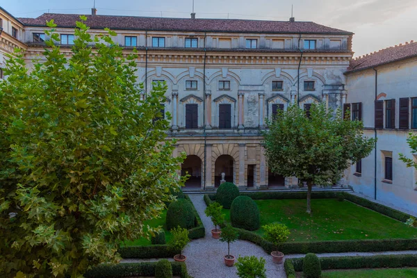 İtalyan kasabası Mantua 'da Aziz George Kalesi' nin avlusu.