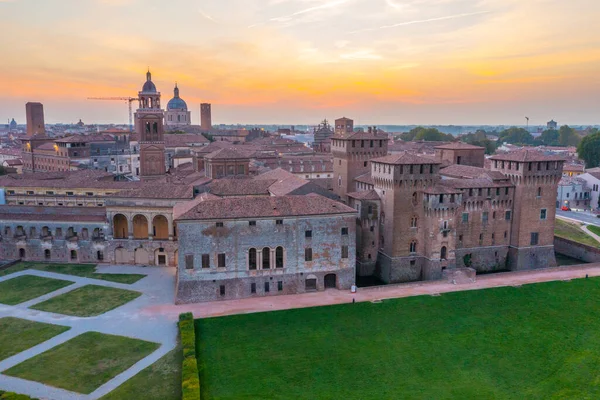 Mantua 'daki Saint George Kalesi' nin günbatımı manzarası.