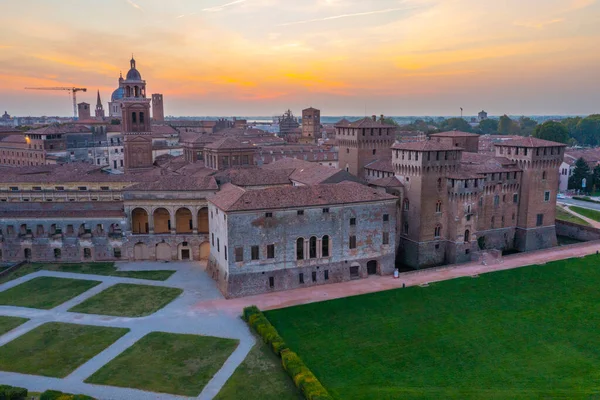 Mantua 'daki Saint George Kalesi' nin günbatımı manzarası.