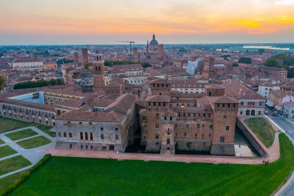 Mantua 'daki Saint George Kalesi' nin günbatımı manzarası.