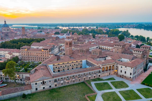 İtalya 'nın Mantua kentinin günbatımı manzarası.