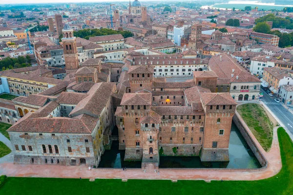 İtalya 'nın Mantua kentinin günbatımı manzarası.