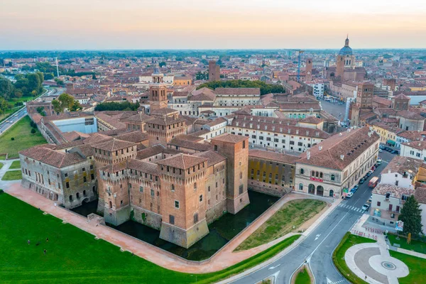 İtalya 'nın Mantua kentinin günbatımı manzarası.