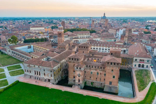İtalya 'nın Mantua kentinin günbatımı manzarası.