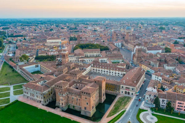 İtalya 'nın Mantua kentinin günbatımı manzarası.