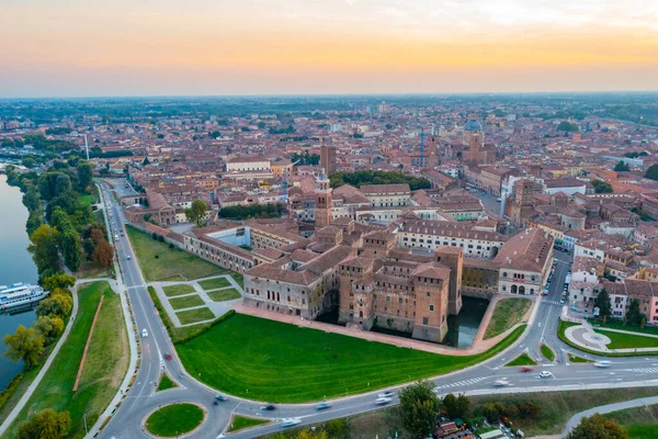 İtalya 'nın Mantua kentinin günbatımı manzarası.