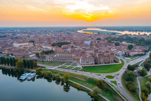 İtalya 'nın Mantua kentinin günbatımı manzarası.