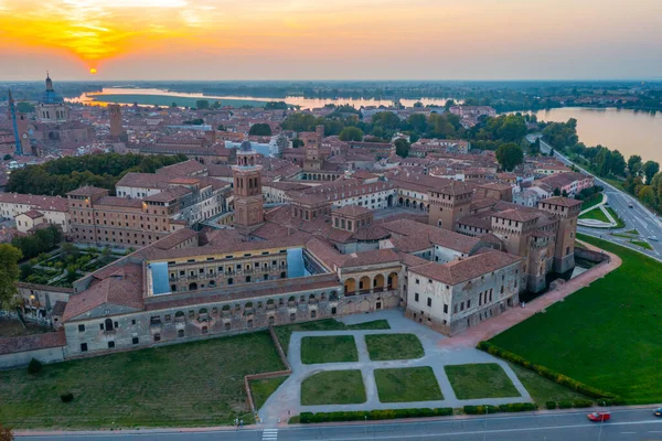 İtalya 'nın Mantua kentinin günbatımı manzarası.