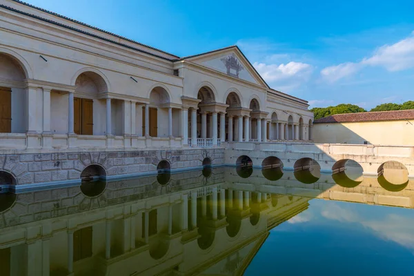 İtalyan kasabası Mantua 'daki Palazzo Te' nin iç avlusunda..