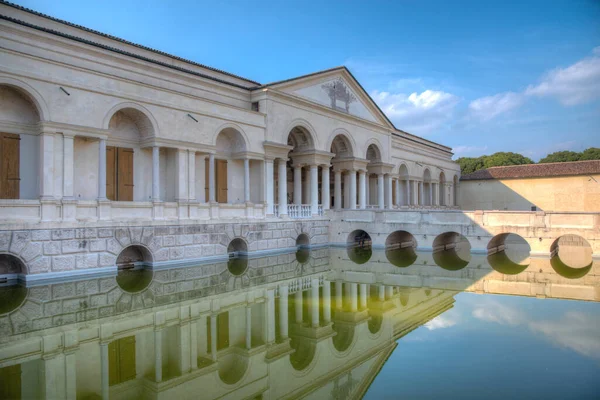 İtalyan kasabası Mantua 'daki Palazzo Te' nin iç avlusunda..