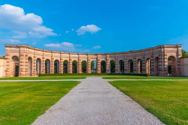 İtalyan kasabası Mantua 'daki Palazzo Te' nin iç avlusunda..