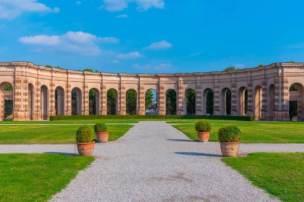 İtalyan kasabası Mantua 'daki Palazzo Te' nin iç avlusunda..