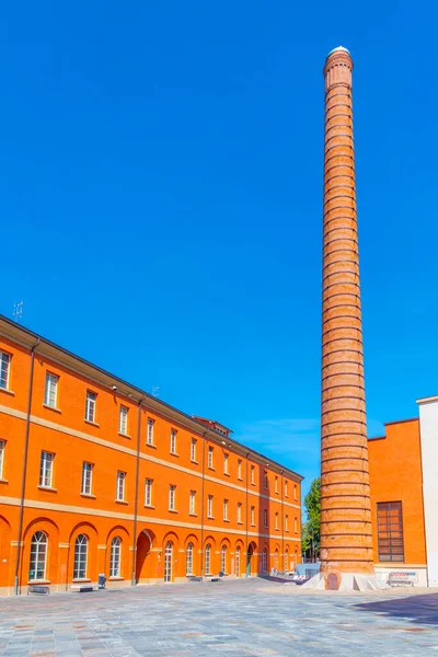 Modena, İtalya 'daki eski tütün fabrikasının bacası..