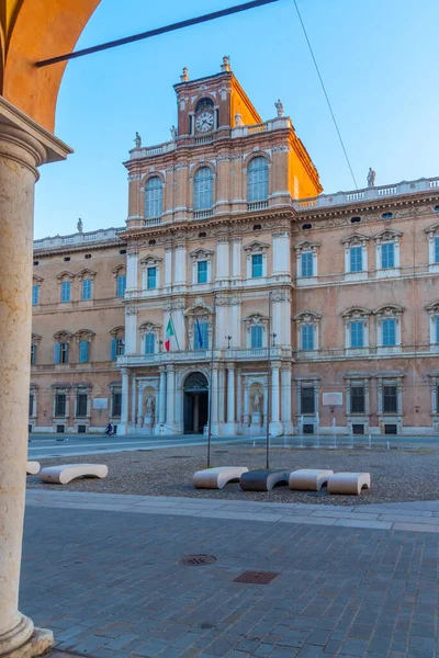 Palazzo Ducale İtalyan kenti Modena 'daki bir atari salonundan izlendi..