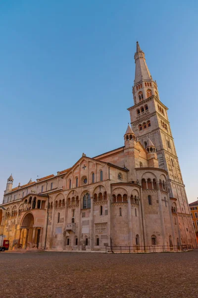 İtalya 'daki Modena Katedrali ve Ghirlandina Kulesi' nin gündoğumu manzarası.