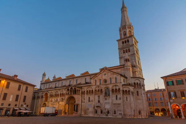 İtalya 'daki Modena Katedrali ve Ghirlandina Kulesi' nin gündoğumu manzarası.