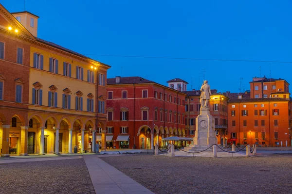 İtalyan kenti Modena 'da Piazza Roma' nın gün doğumu manzarası.