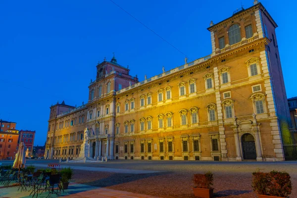 İtalyan kenti Modena 'daki Palazzo Ducale' nin gündoğumu manzarası.