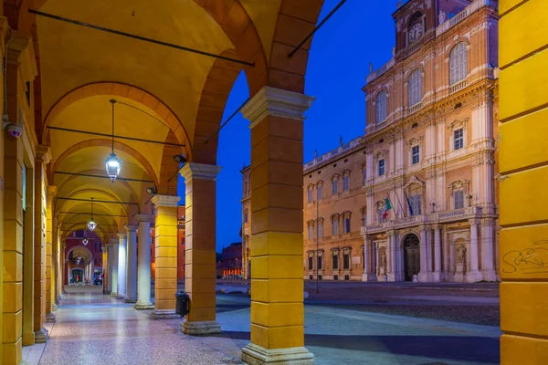 İtalyan kenti Modena 'daki bir atari salonundan Palazzo Ducale' nin gündoğumu manzarası.