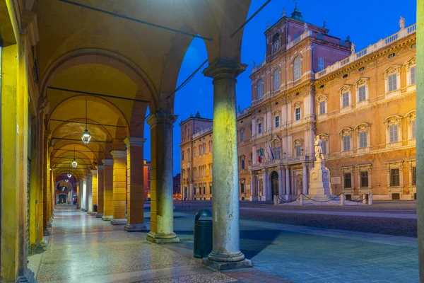 İtalyan kenti Modena 'daki bir atari salonundan Palazzo Ducale' nin gündoğumu manzarası.