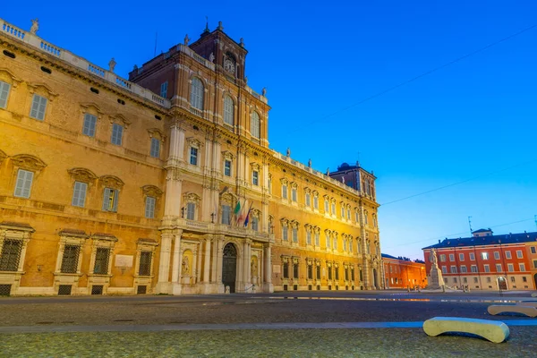 İtalyan kenti Modena 'daki Palazzo Ducale' nin gündoğumu manzarası.