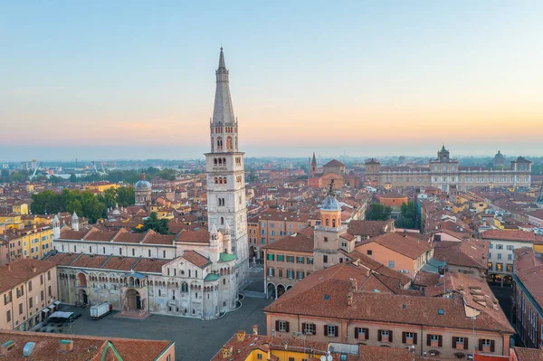İtalya 'daki Modena Katedrali ve Ghirlandina Kulesi' nin gündoğumu manzarası.
