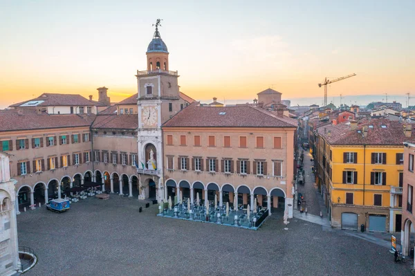İtalyan kenti Modena 'daki Palazzo Comunale' in gündoğumu manzarası.
