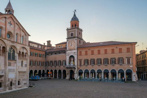 İtalyan kenti Modena 'daki Palazzo Comunale' in gündoğumu manzarası.
