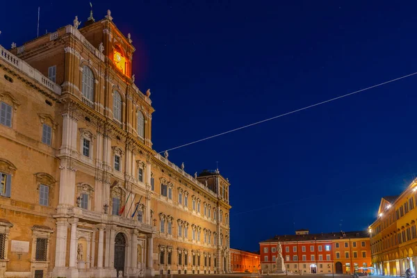 İtalyan kenti Modena 'daki Palazzo Ducale' nin günbatımı manzarası.