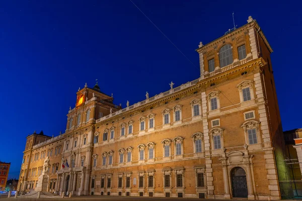 İtalyan kenti Modena 'daki Palazzo Ducale' nin günbatımı manzarası.