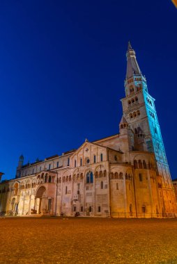 İtalya 'daki Modena Katedrali ve Ghirlandina Kulesi' nin günbatımı manzarası.