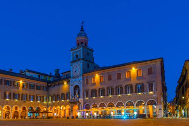 İtalyan kenti Modena 'daki Palazzo Comunale' in günbatımı manzarası.