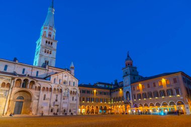 İtalyan kenti Modena 'daki Palazzo Comunale' in günbatımı manzarası.
