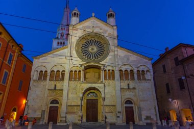 İtalya 'daki Modena Katedrali' nin gün batımı manzarası.