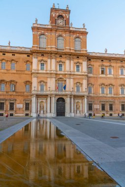 İtalyan kenti Modena 'daki Palazzo Ducale' nin günbatımı manzarası.