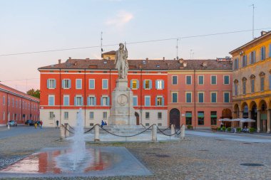 İtalyan kenti Modena 'da Piazza Roma' nın gün batımı manzarası.