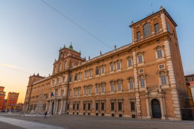 İtalyan kenti Modena 'daki Palazzo Ducale' nin günbatımı manzarası.