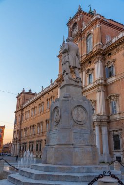 İtalyan kenti Modena 'daki Palazzo Ducale' nin günbatımı manzarası.