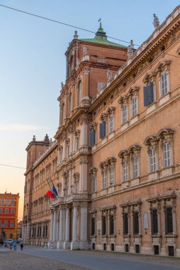 İtalyan kenti Modena 'daki Palazzo Ducale' nin günbatımı manzarası.