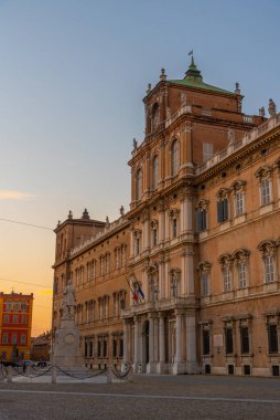 İtalyan kenti Modena 'daki Palazzo Ducale' nin günbatımı manzarası.