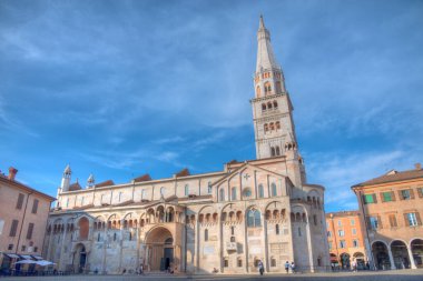 İtalya 'daki Modena Katedrali ve Ghirlandina Kulesi manzarası.