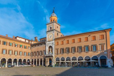 İtalya 'daki Modena Katedrali ve Ghirlandina Kulesi manzarası.