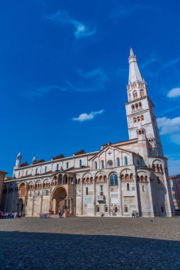 İtalya 'daki Modena Katedrali ve Ghirlandina Kulesi manzarası.