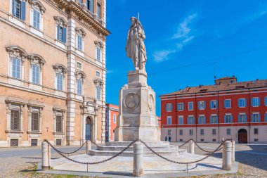 Modena, İtalya 'daki Ciro Menotti Heykeli.