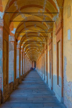 Portico, İtalya 'nın Bologna kentindeki Madonna di San Luca Sığınağı' na gidiyor..