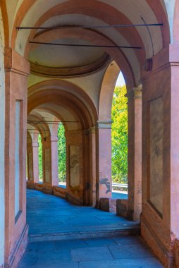 Portico, İtalya 'nın Bologna kentindeki Madonna di San Luca Sığınağı' na gidiyor..