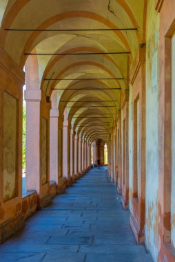 Portico, İtalya 'nın Bologna kentindeki Madonna di San Luca Sığınağı' na gidiyor..